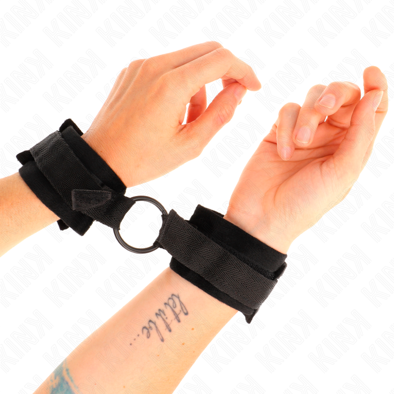 KINK - BEGINNER FUR HAND CUFFS 25 CM WITH O-RING 4 CM BLACK ADJUSTABLE 15-25 CM